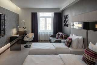 Отель 11 Mirrors Design Hotel Киев Улучшенный двухместный номер с 1 кроватью или 2 отдельными кроватями-1
