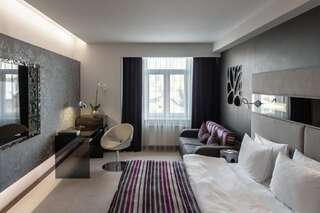 Отель 11 Mirrors Design Hotel Киев Улучшенный двухместный номер с 1 кроватью или 2 отдельными кроватями-3