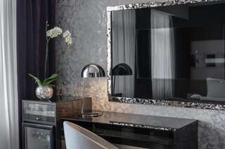 Отель 11 Mirrors Design Hotel Киев Улучшенный двухместный номер с 1 кроватью или 2 отдельными кроватями-5