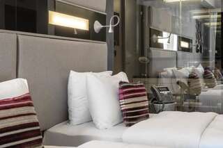 Отель 11 Mirrors Design Hotel Киев Улучшенный двухместный номер с 1 кроватью или 2 отдельными кроватями-7
