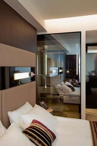 Отель 11 Mirrors Design Hotel Киев Улучшенный двухместный номер с 1 кроватью или 2 отдельными кроватями-9